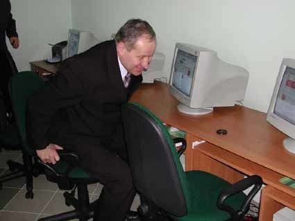 Wójt Krzysztof Moskal pierwszy sprawdził jak działają komputery