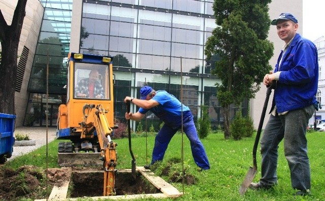 Postument na którym będzie zamontowana tablica AK musi być solidny