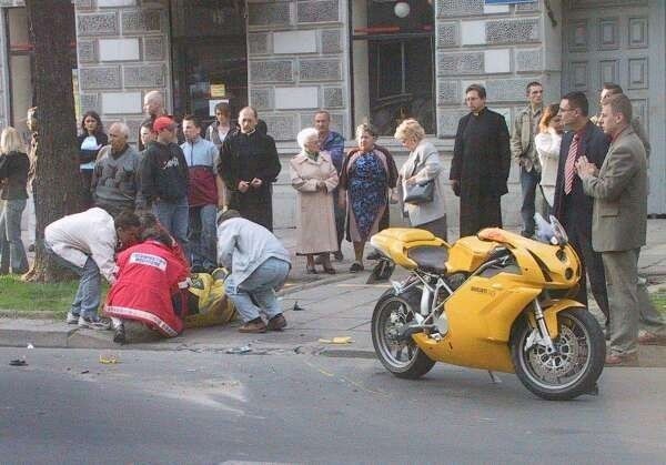 Rannego motocyklistę zabrało pogotowie.