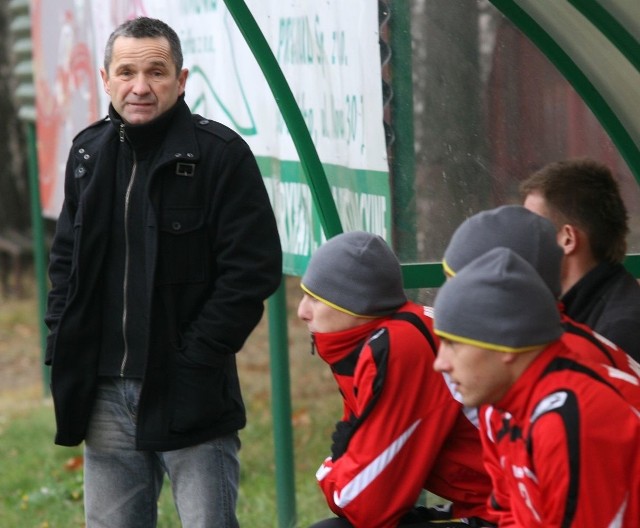 Trener Stali Nowa Dęba, Daniel Młynarczyk (z lewej) sprawdzał w ostatnim sparingu piłkarza Siarki Tarnobrzeg, Pawła Krzemińskiego.
