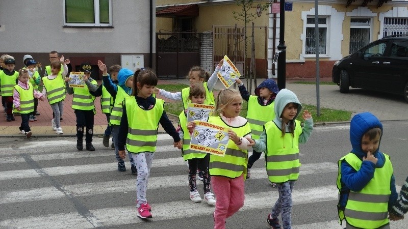 „Bezpieczna droga do szkoły” – spotkania przedszkolaków w powiecie przysuskim z policjantami
