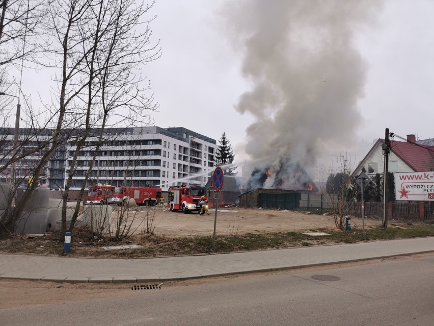 Pożar drewnianego budynku na osiedlu Bema w Białymstoku...