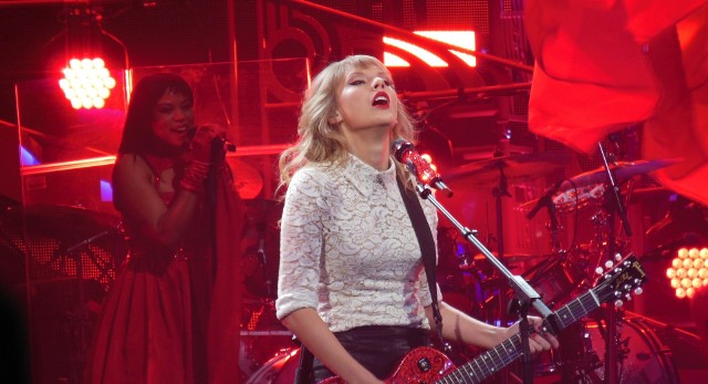 Fani Taylor Swift i jej zespół wywołali małe trzęsienie ziemi podczas koncertów w Seattle