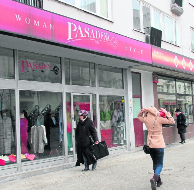 Pod numerem 141 reklamuje się "Pasadena. Woman Style". To sklep ze swetrami m.in. łódzkiej Olimpii