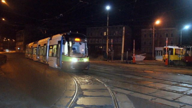 Niskopodłogowy tramwaj może jechać trasą "szóstki" i nie ma technicznych przeciwwskazań, a stan torowiska jest całkiem przyzwoity. Na zdjęciu w rejonie zajezdni Golęcin.