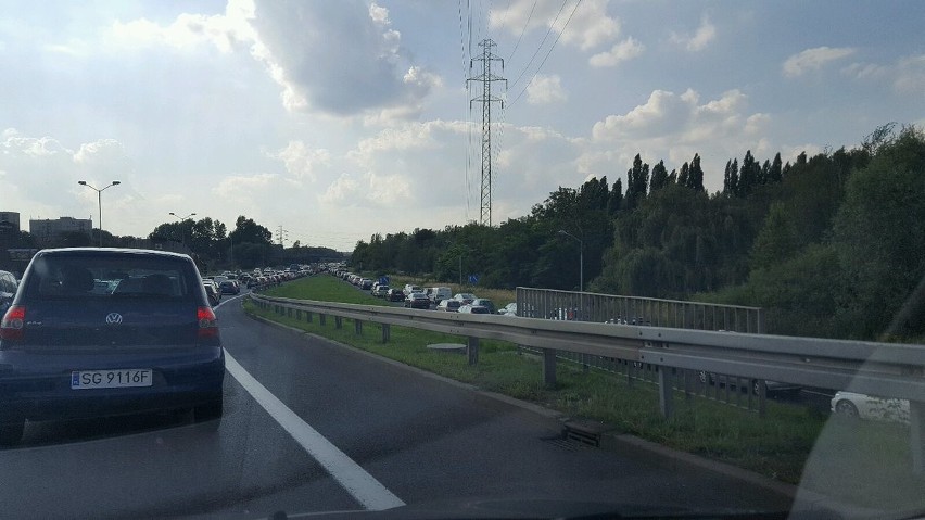 Wypadek na DTŚ w Chorzowie. Ogromny korek! Opel omega zderzył się z cieżarówką [ZDJĘCIA]