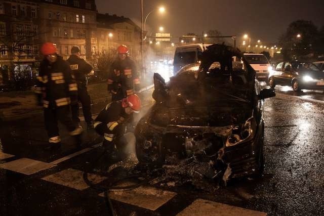 płonący samochód na placu poznańskimakcja straży pożarnej, zablokowana ulica poznańska