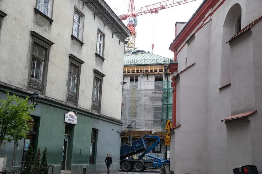 Kraków. Z zabytkowego budynku przy św. Tomasza została sama fasada. Kiedyś tam było kino Apollo. "Jesteśmy w newralgicznym momencie prac"