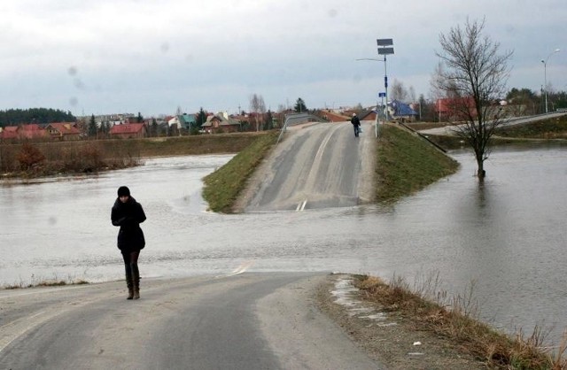 Po ostatnich opadach i podniesieniu się stanu wody w Łęgu przejazd przez most łączący Orliska z Gorzycami jest niemożliwy.