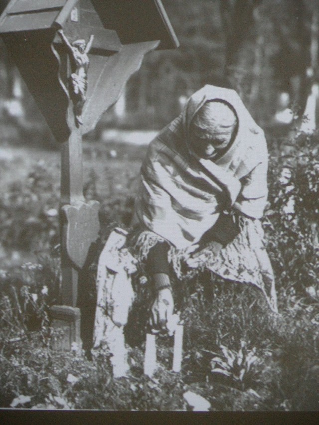 Kobieta nad grobem w dniu Wszystkich Świętych, lata 30. XX wieku, Śląsk