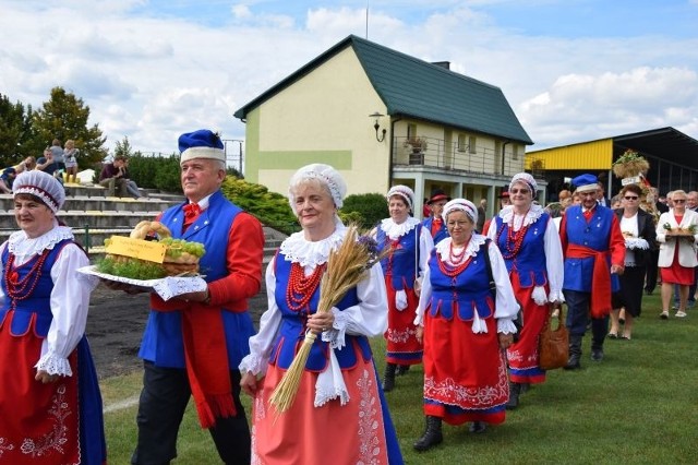 Tradycyjnym korowodem wokół boiska - ze starostami, delegacjami sołectw z wieńcami i orkiestrą dętą - rozpoczęły się dożynki gminno-parafialne w Osięcinach.  OSIĘCINY WOJEWÓDZKI PRZEGLĄD TEATRÓW LUDOWYCH 2018;nfPo mszy polowej odprawionej w intencji rolników, była prezentacja zespołów, koncerty, w wieczorem wspólna zabawa.FLESZ - letnie upały, jak reagować w razie udaru słonecznego?