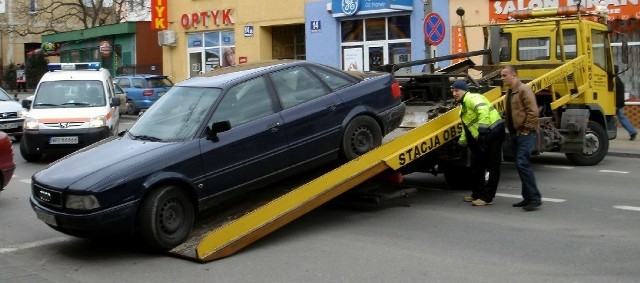 W środę po południu Straż Miejska odholowywała nieprawidłowo zaparkowany samochód, który zastawiał wjazd do bramy jednej z kamienic przy ulicy Traugutta.