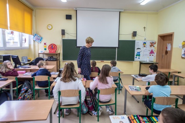 Jak wyjaśnia nam jedna z sygnatariuszek listu, dyrektor poznańskiej podstawówki Cogito Marzena Kędra, Nauczycielom Roku zależy na polskiej szkole. Mówią oni o różnych sprawach dotyczących edukacji, nie tylko w kontekście tego projektu ustawy, o których piszą.