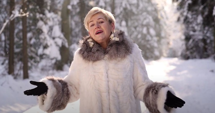 Burmistrz Łopuszna śpiewa i tańczy w zimowej scenerii. Zobacz nowy klip z Ireną Marcisz 