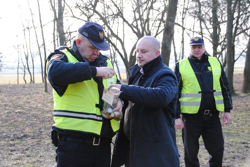 Znicze pod tablicą przy leśniczówce Gaj. Jędrzejów oddał hołd i upamiętnił powstanie Armii Krajowej (ZDJĘCIA)