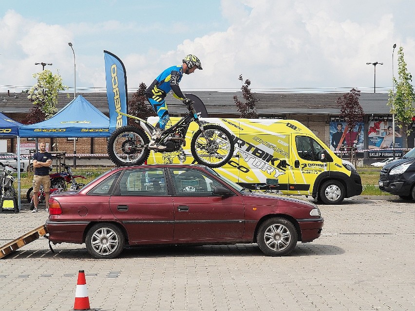 Motocyklowy show przed Moto Areną Łódź przyciągnął miłośników dwóch kół. 10. rocznica Forum Łódzkich Motocyklistów