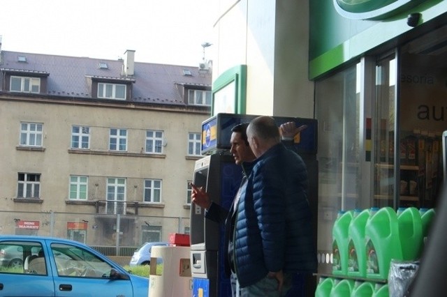 Na stacji benzynowej Rafał Dyląg (w niebieskiej kurtce) przekazał Patrykowi Salamonowi materiały do artykułów na temat ZIO w Krakowie.