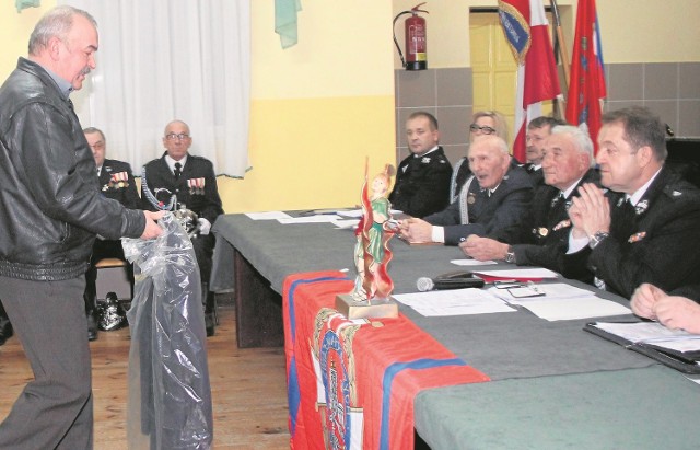 Walne zebranie Ochotniczej Straży Pożarnej w remizie w Bobrownikach. Stanisław Lendzion oddaje swój mundur. Pierwszy z prawej: Tadeusz Grzegorzewski, prezes OSP.