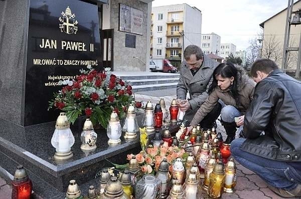 Pod pomnikiem Jana Pawła II w Staszowie zapalono dziesiątki zniczy.