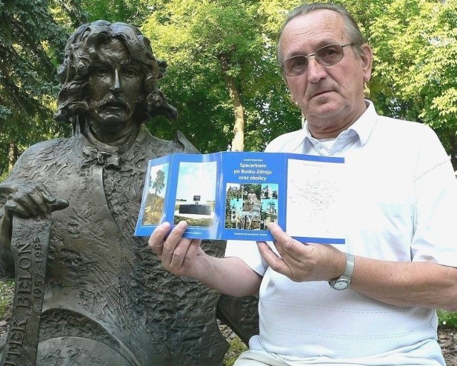 Leszek Marciniec - na buskiej Ławeczce Belona - prezentuje swoją nową książkę.