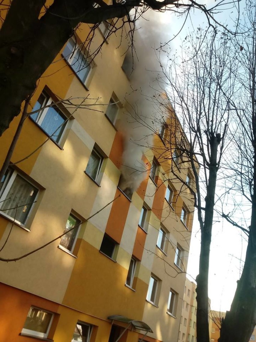 Pożar w bloku w Piekarach Śląskich na os. Powstańców...