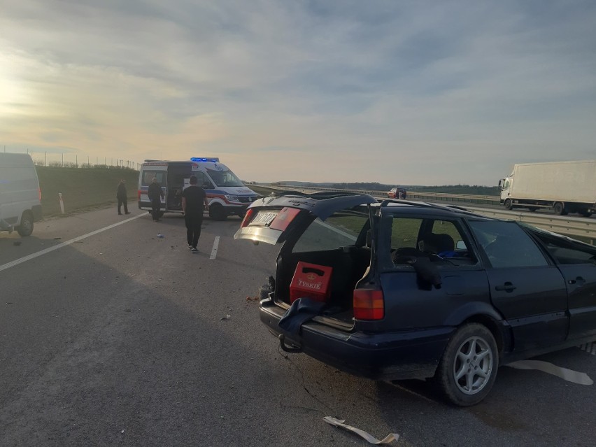 Dachowanie na autostradzie A4 w Chłopicach koło Jarosławia. 2 osoby są ranne