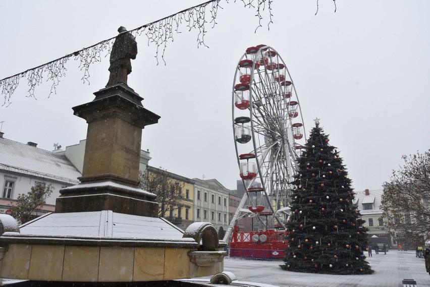 Rybnik w śniegu. Pobieliło rynek z diabelskim młynem. Zobacz...