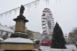 Rybnik w śniegu. Pobieliło rynek z diabelskim młynem. Zobacz na zdjęciach przyprószone miasto