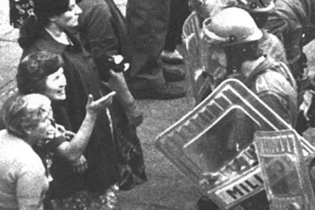 Koszalin, 31 sierpnia 1982 roku, stan wojenny. Kobiety  kontra zomowcy podczas  patriotycznej  manifestacji.    