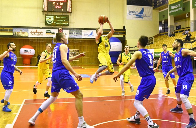Koszykarze Siarki Tarnobrzeg (w żółtych koszulkach) przegrali niedzielny mecz z rywalami z Siedlec.
