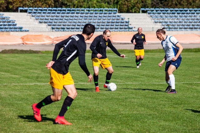 Piotr Madejski (przy piłce) i jego koledzy z Wieczystej II gromią kolejnych rywali w klasie A