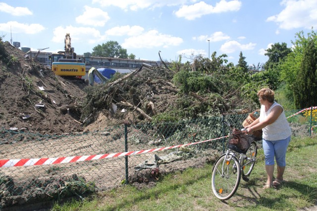 Buldożery likwidują ogródki działkowe "Bażant" na Psim Polu. Do tej pory zniknęło 12 działek, ale to nie koniec.