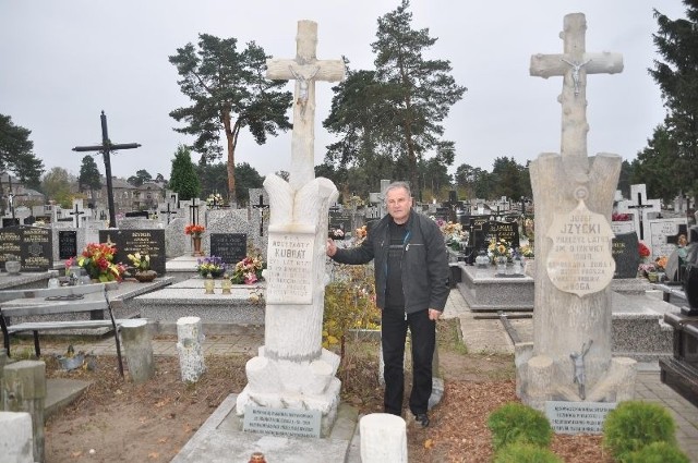Andrzej Dąbrowski, jeden ze skarżyskich Rycerzy Kolumba obok dwóch unikatowych grobów, które udało się odnowić dzięki pieniądzom z kwest na cmentarzu w dzielnicy Zachodnie.