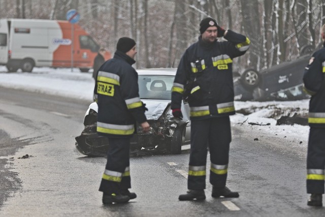 Do wypadku doszło w czwartek (18 lutego) na ul. Jędrzychowskiej.Kierująca seatem jechała w kierunku Zatonia. Na łuku drogi, prawdopodobnie z powodu zbyt dużej prędkości, wpadła w poślizg. Jej auto wjechało na przeciwległy pas ruchu. – To były sekundy. Seat leciał prosto na czołowe zderzenie ze mną – relacjonował kierowca volkswagena passata. Żeby uniknąć czołowego zdarzenia kierujący passatem odbił w prawo. Seat z dużą prędkością uderzył w bok volkswagena, który wypadł z drogi, przekoziołkował i upadł na dach.Na miejsce przyjechały karetka pogotowia ratunkowego i straż pożarna. Zielonogórska drogówka zabezpieczyła miejsca zderzenia. Droga została zamknięta.Na szczęście nikomu nic się nie stało. Ekipa pogotowia ratunkowego przebadała kierującą seatem. Nie było konieczności wykonania badań w szpitalu.