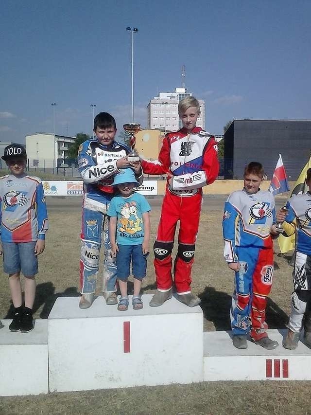 Kacper Łobodziński (z lewej) i Mateusz Jagła na najwyższym stopniu podium w rywalizacji par