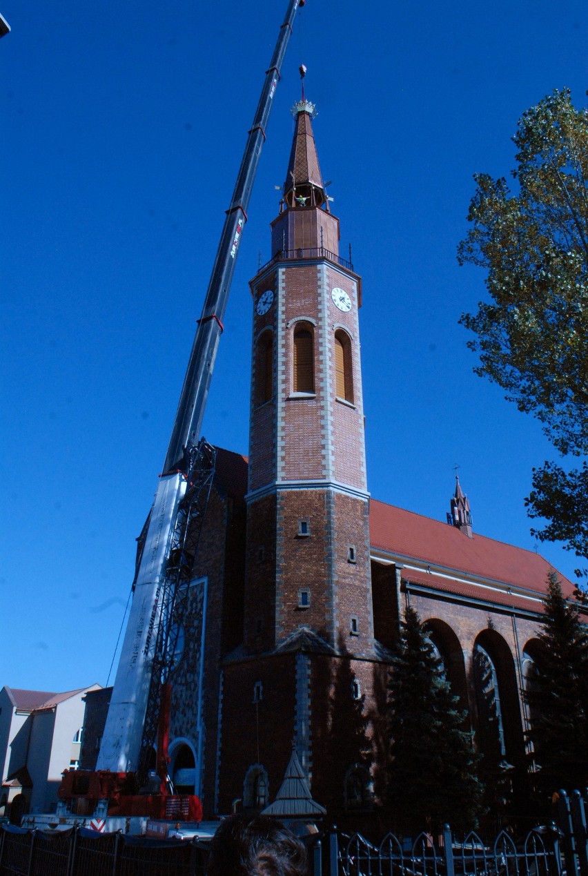 Koniec budowy wieży na kościele w Prokocimiu już blisko. Budowlańcy właśnie montują dach