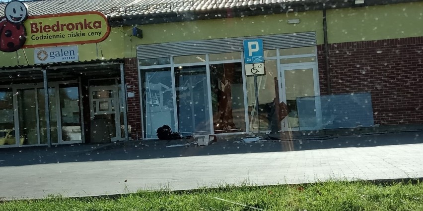 Bandyci wysadzili bankomat przy Biedronce w Tułowicach. Do zdarzenia doszło w czwartek w nocy