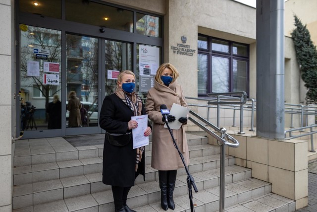 Posłanki Iwona Hartwich i Iwona Kozłowska przed siedzibą Pierwszego Urzędu Skarbowego w Bydgoszczy