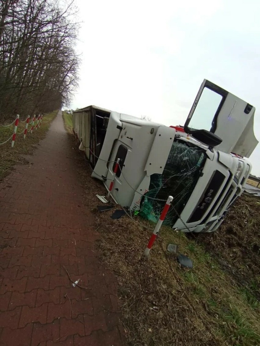 Do wypadku doszło na drodze krajowej nr 12 na trasie Plesze-...