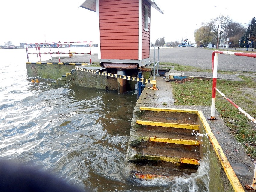 Świnoujście. Woda w kanale portowym osiągnęła stan ostrzegawczy! 