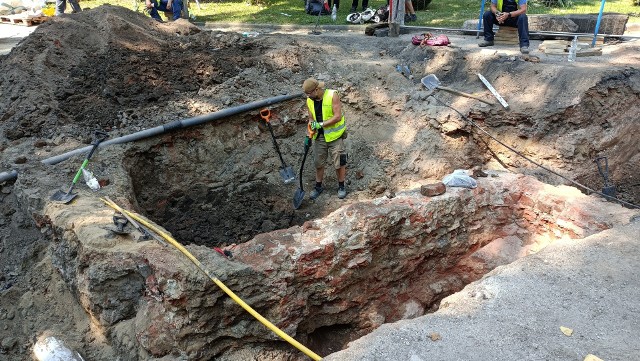 Archeologowie natrafili na cenne wykopaliska przez prace instalacyjne rur ciepłowniczych na Ostrowie Tumskim.