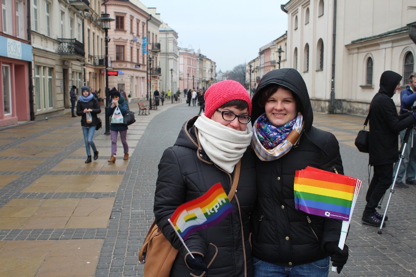 Happening "Popieram Związki" w Lublinie. 180 osób zrobiło sobie zdjęcie