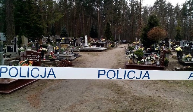 W nocy z piątku na sobotę (17-18 marca) na lęborskim cmentarzu ktoś zniszczył jeden z grobowców.