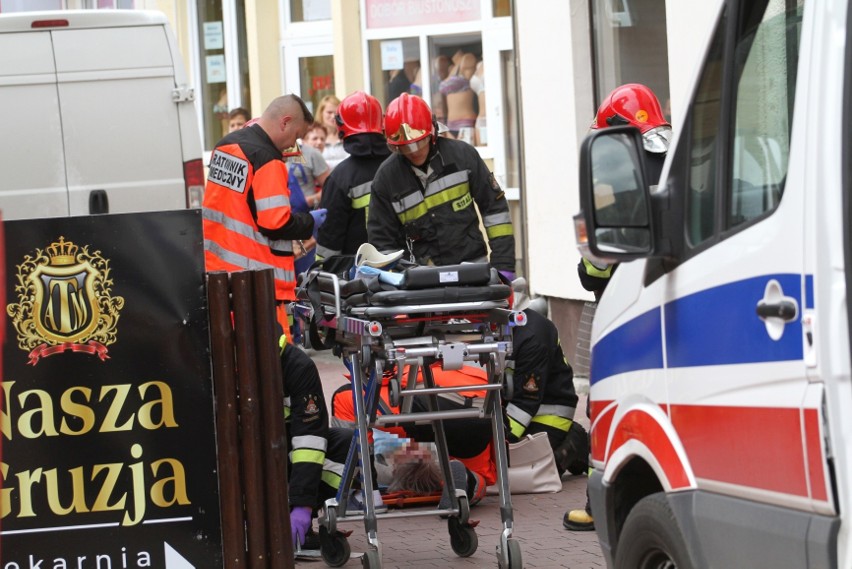 Wypadek na deptaku w Tarnobrzegu. Kobietę potrącił cofający samochód dostawczy (FOTO)