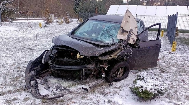 Ze wstępnych ustaleń wynika, że ciężarówka z naczepą typu wanna jechała w stronę Gostynia.