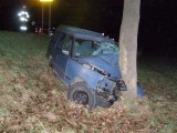 Wypadek w Pakosławicach. Land rover uderzył w drzewo
