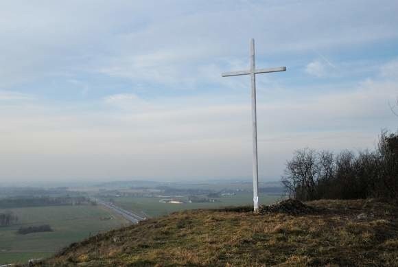 Krzyż stanął w pobliżu miejscowości Ligota Dolna, u podnóża Góry Świętej Anny.