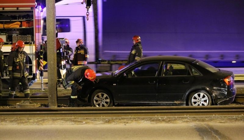 Wypadek na Rydza-Śmigłego! Audi A4 wylądowało w torowisku. Pasażer audi ranny [zdjęcia]