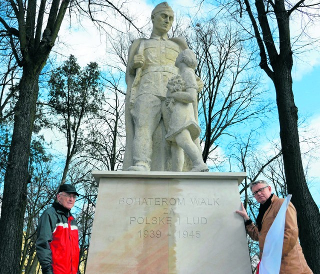 Jedni radni apelują o rozbiórkę, inni bronią pomnika. Na zdjęciu obrońcy - radni Jan Dziemdziora (od lewej) i Bronisław Brylski