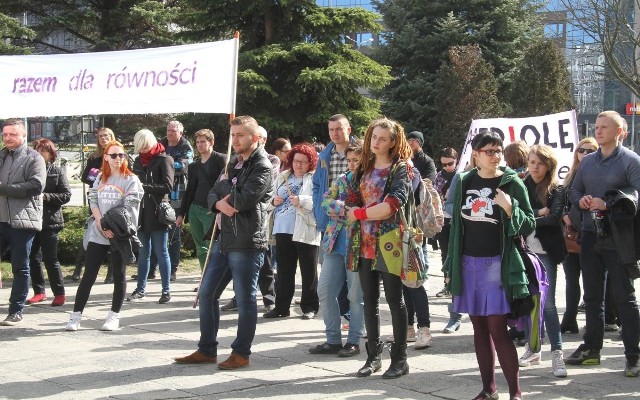 Na niedzielnej pikiecie w Kielcach było kilkadziesiąt, głównie młodych osób. Część z nich przyniosła ze sobą transparenty.